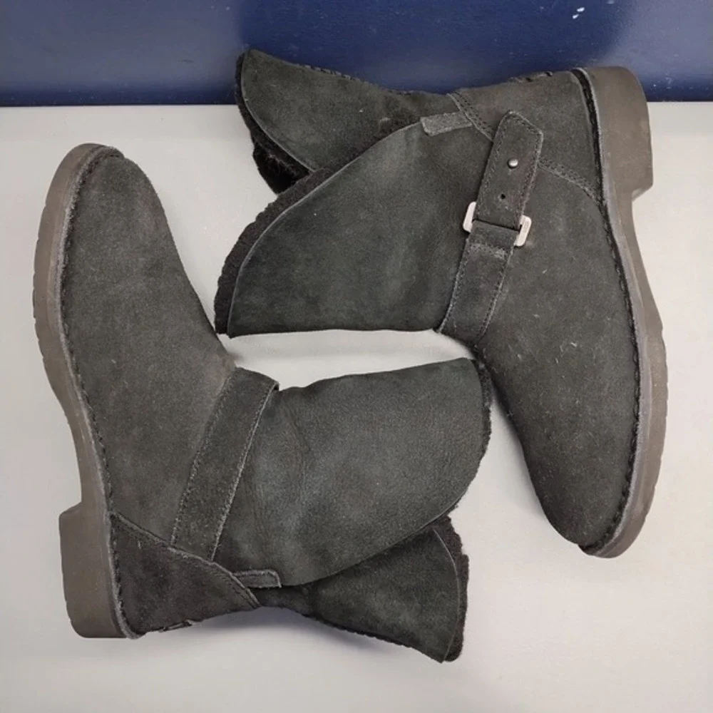 UGG Syden Winter Boots Womens US Size 7 Black Suede Buckle Strap Slip On 1120702